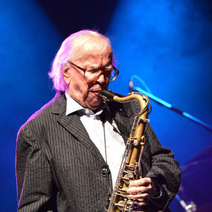 Klaus Doldinger spielt Saxophon
